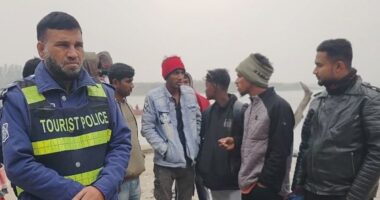 নৌপরিবহন অধিদপ্তরের অভিযানের প্রতিবাদে সুন্দরবনে পর্যটনবাহী নৌযান চলাচল বন্ধ, ফিরে যাচ্ছে দেশী-বিদেশী পর্যটক