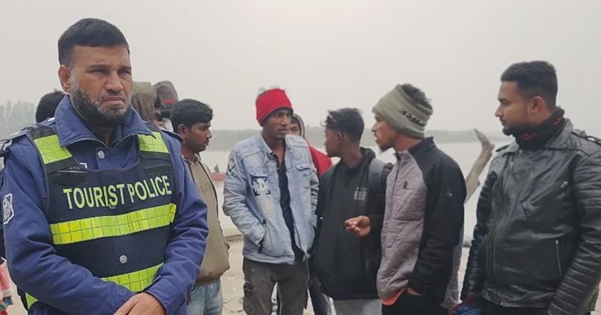 নৌপরিবহন অধিদপ্তরের অভিযানের প্রতিবাদে সুন্দরবনে পর্যটনবাহী নৌযান চলাচল বন্ধ, ফিরে যাচ্ছে দেশী-বিদেশী পর্যটক