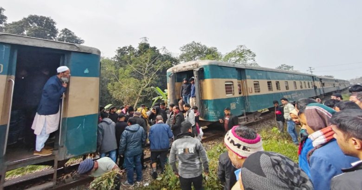 গাজীপুরের কালীগঞ্জে চলন্ত ট্রেনের দুই বগি বিচ্ছিন্ন