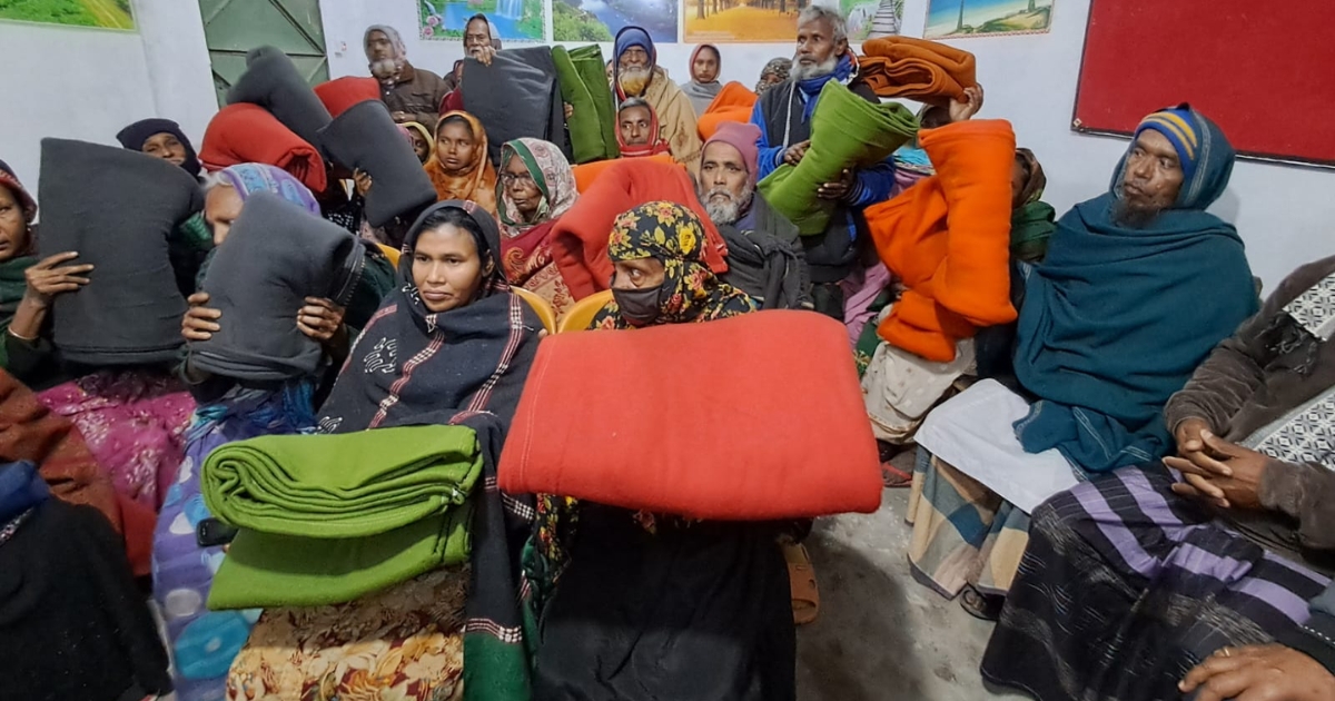 ধামইরহাট উন্নয়ন ট্রাস্ট এর উদ্যোগে দরিদ্র অসহায় মানুষের মাঝে শীতবস্ত্র বিতরণ