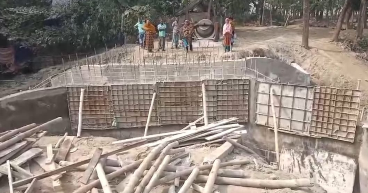 নির্মাণের মাঝপথেই ধসে কালভার্ট, ক্ষুব্ধ এলাকাবাসী