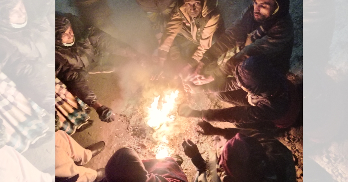 হাড়কাঁপানো শীতে সখীপুরে আগুন জ্বালিয়ে উষ্ণতা নেওয়ার চেষ্টা সাধারণ মানুষের