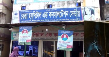 সিরাজগঞ্জের উল্লাপাড়ার কেয়া হাসপাতালে অপারেশনের ৪ বছর পর পেট থেকে বের হলো কাঁচি