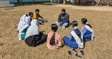 কক্সবাজার খুরুশকুলের ২০ জন দরিদ্র শিক্ষার্থীর দায়িত্ব নিলেন নুরল আমিন