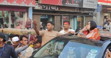 নির্বাচনী এলাকার ভোটারদের জন্য রুমিন ফারহানার উড়ন্ত চুমু