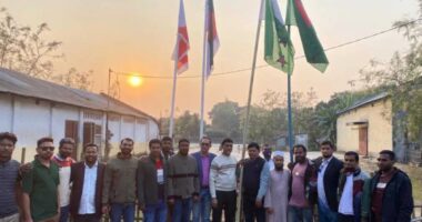 ‘জয় বাংলা’ স্লোগানে আওয়ামী লীগ কার্যালয়ে নেতাকর্মীরা, তুললো জাতীয় পতাকা