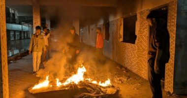 বিকেলে আ. লীগ অফিসে ‘জয় বাংলা’ স্লোগান, প্রতিবাদে রাতে আগুন ধরিয়ে দেয় বিক্ষুব্ধ ছাত্র-জনতা