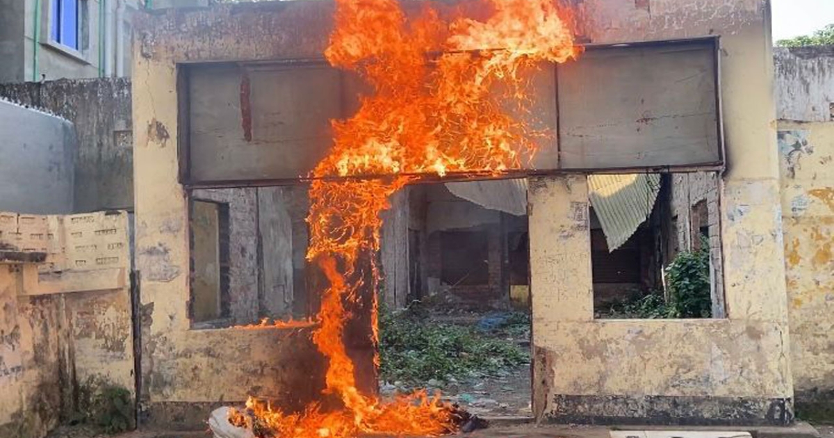 সকালে ‘জয় বাংলা’ স্লোগান দিয়ে খুলল আ.লীগ কার্যালয়, দুপুরে অগ্নিসংযোগ