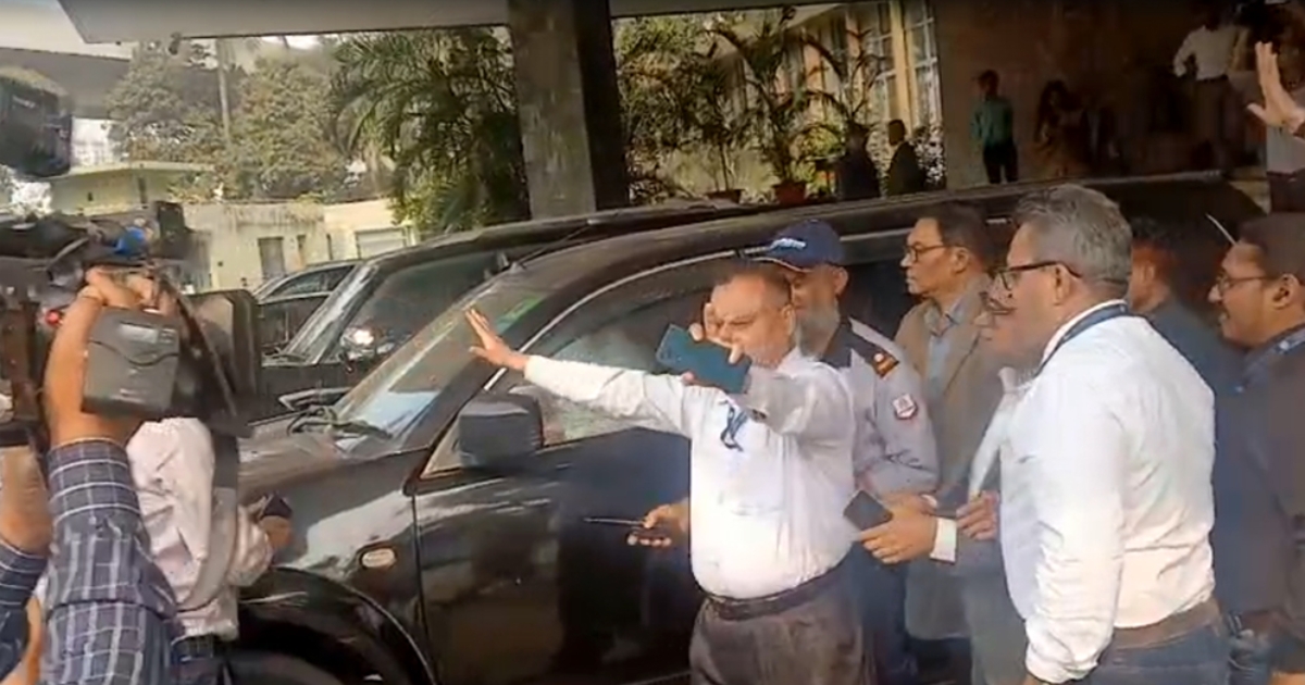 ড. আহসান এইচ মনসুর বেরিয়ে যাওয়ার পর বের করে দেওয়া হলো তার উপদেষ্টাকেও