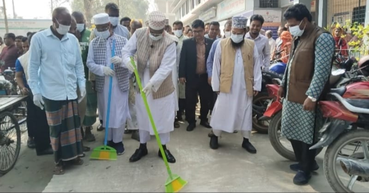 ঝাড়ু হাতে হাসপাতাল পরিচ্ছন্নতা অভিযানে এমপি অধ্যক্ষ মাওলানা আব্দুস সাত্তার