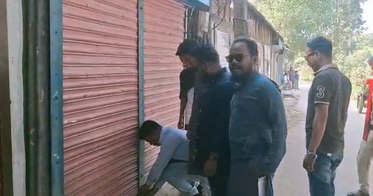 মুন্সিগঞ্জে আওয়ামী লীগ কার্যালয়ে তালা ঝুলিয়ে দিলেন এনসিপি নেতারা