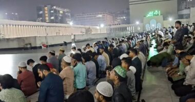 পবিত্র শবে বরাত : মসজিদে মসজিদে ইবাদত-বন্দেগিতে মশগুল মুসল্লিরা