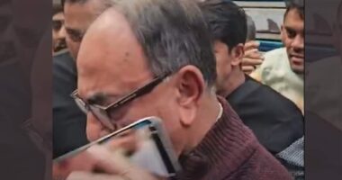 প্রশ্ন শুনেই ক্ষেপে গিয়ে সাংবাদিকের মোবাইল কেড়ে নিলেন মির্জা আব্বাস