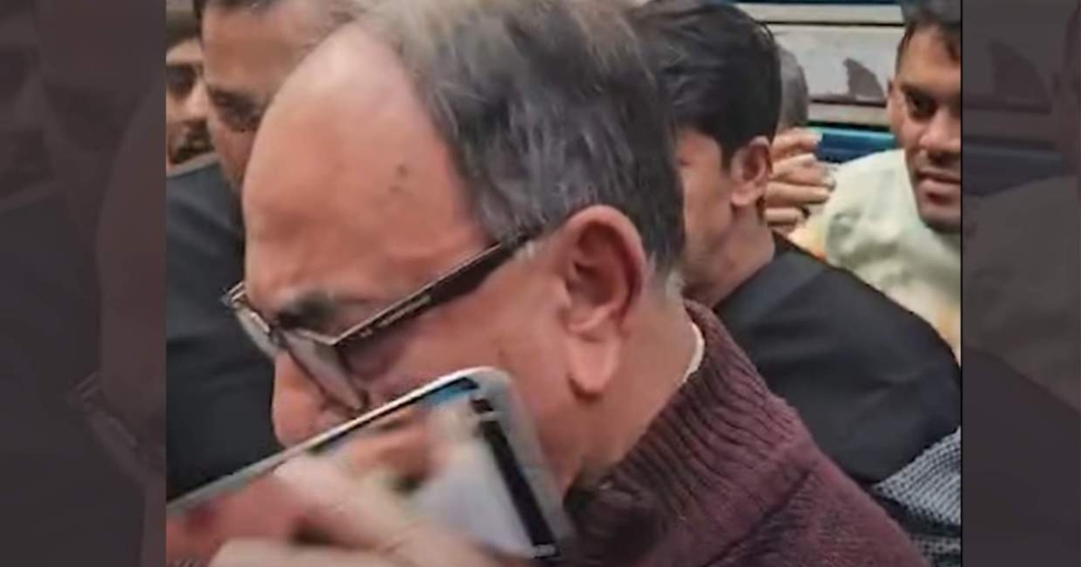 প্রশ্ন শুনেই ক্ষেপে গিয়ে সাংবাদিকের মোবাইল কেড়ে নিলেন মির্জা আব্বাস