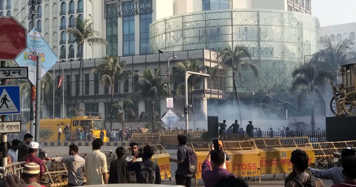 হোটেল ইন্টারকন্টিনেন্টালের সামনে রণক্ষেত্র