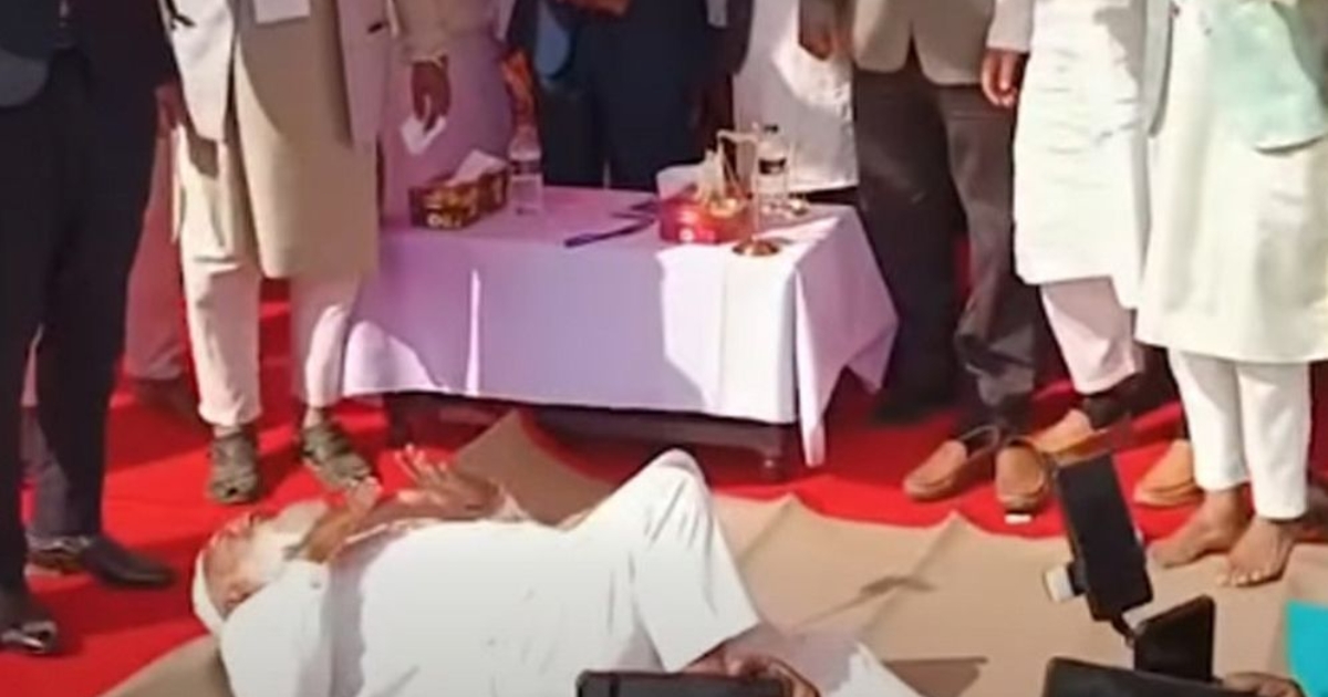 জনসভা মঞ্চে শীতল পাটি উপহার পেয়ে মঞ্চেই শুয়ে পড়লেন জামায়াত আমির