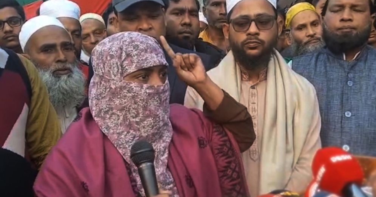 ওসমান হাদির হত্যার বিচার এই বাংলার মাটিতেই করতে হবে, না হলে আমরা ঘরে ফিরব না’ : হাদির বোন মাসুমা