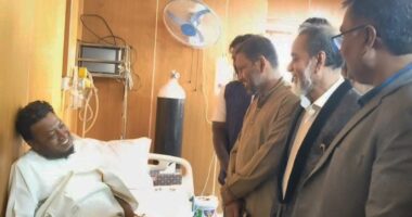 জামায়াত প্রার্থী আমির হামজাকে দেখতে হাসপাতালে বিএনপি প্রার্থী জাকির