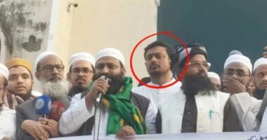 নিজের বিরুদ্ধে ডাকা বিক্ষোভে হাজির খোদ নাসীরুদ্দীন পাটওয়ারী