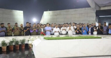 মা–বাবার কবর জিয়ারতের মাধ্যমে নির্বাচনী প্রচারণা শেষ করলেন তারেক রহমান