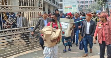 নরসিংদীর ৫টি আসনের ভোট কেন্দ্রে যাচ্ছে নির্বাচনি সরঞ্জাম