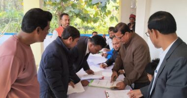 মেহেরপুরে দু’টি আসনে ব্যালট বক্স ও নির্বাচনী সামগ্রী বিতরণ শুরু