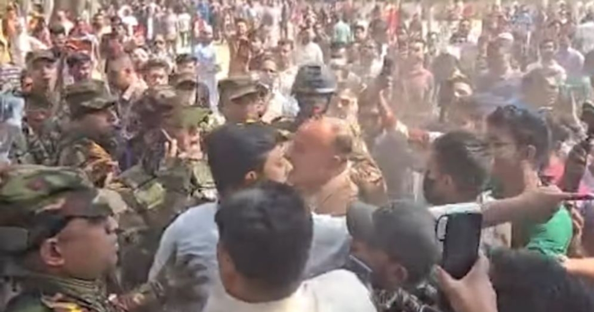 কেন্দ্র পরিদর্শনে গিয়ে তোপের মুখে নাসীরুদ্দীন পাটওয়ারী, উদ্ধার করল সেনাবাহিনী