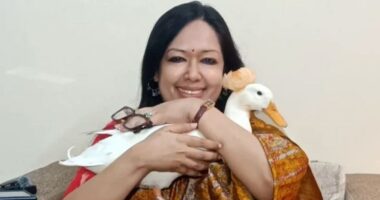 ভোটে জিতে হাঁস কোলে নিয়ে সংবাদ সম্মেলনে রুমিন ফারহানা