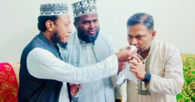 পরাজিত বিএনপি প্রার্থীকে মিষ্টি মুখ করালেন আমির হামজা