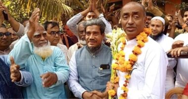 বিজয়ী হয়ে প্রতিদ্বন্দ্বীকে ফুলের তোড়া দিলেন সাবেক অ্যাটর্নি জেনারেল আসাদুজ্জামান