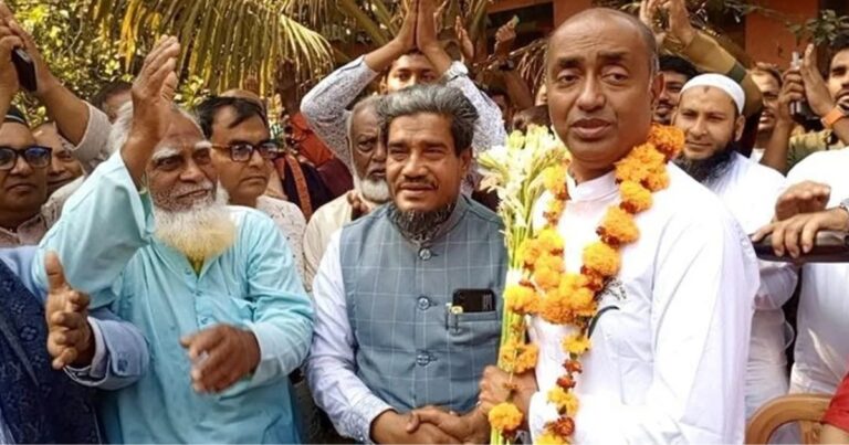 বিজয়ী হয়ে প্রতিদ্বন্দ্বীকে ফুলের তোড়া দিলেন সাবেক অ্যাটর্নি জেনারেল আসাদুজ্জামান