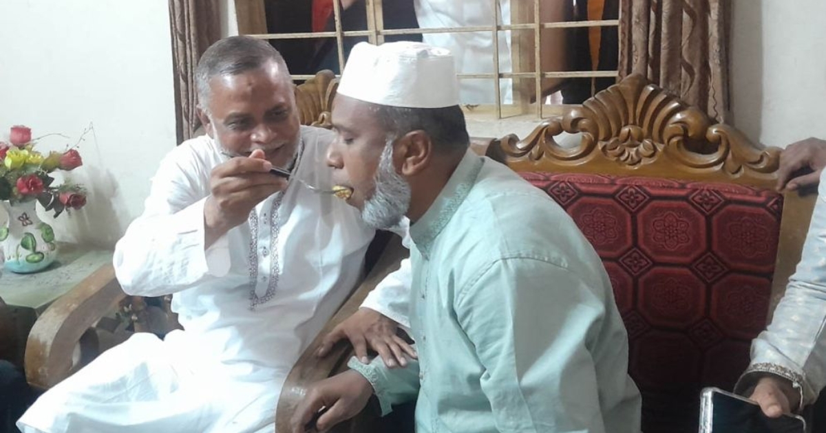 হিংসা-বিদ্বেষ রাজনীতির ভাষা নয়, প্রতিদ্বন্দ্বীর সঙ্গে কোলাকুলি শেষে গউছ