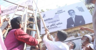 নিজের নির্বাচনী ব্যানার-ফেস্টুন খুলতে রাস্তায় হাবিবুর রশিদ