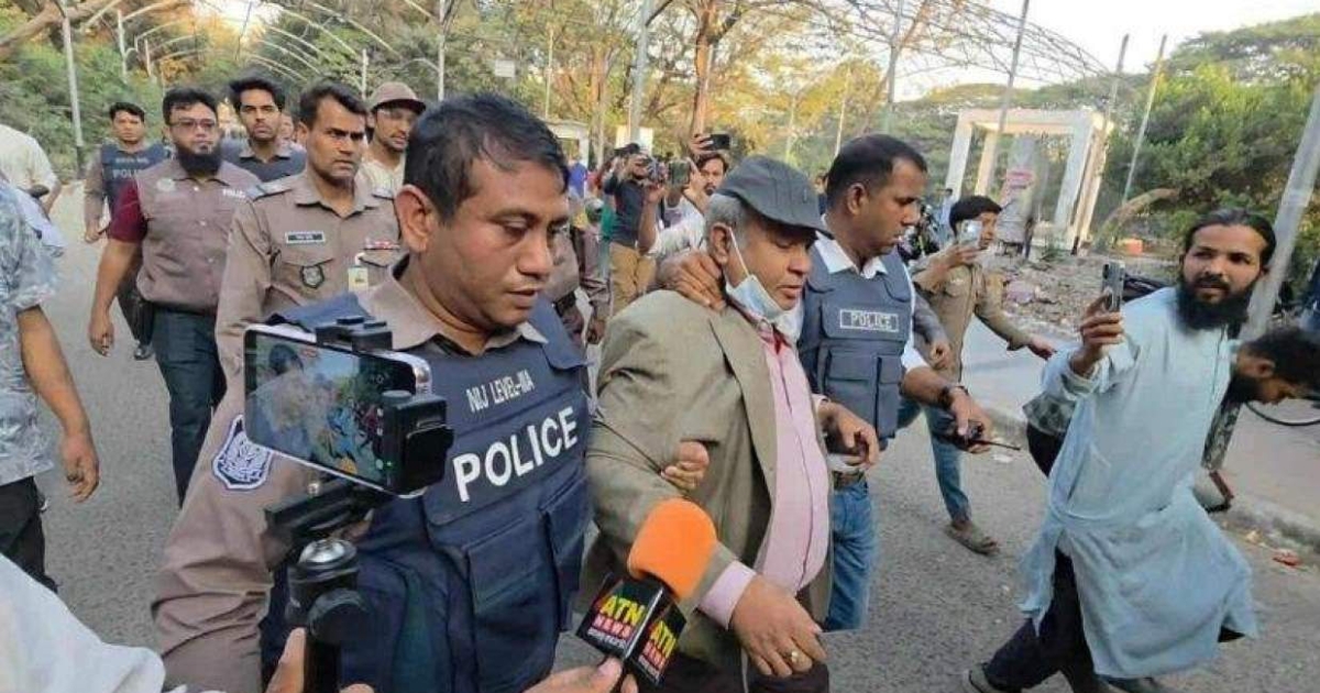 শ্রদ্ধা নিবেদনে ধানমন্ডি ৩২ নম্বরে ঢাবি শিক্ষক, পুলিশের হাতে তুলে দিলেন উপস্থিত জনতা