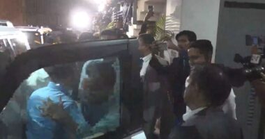 গাড়ি থেকে নেমে নাহিদ-সারজিসকে বুকে টেনে নিলেন তারেক রহমান