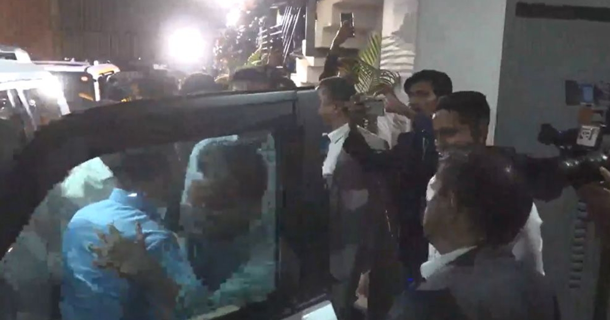 গাড়ি থেকে নেমে নাহিদ-সারজিসকে বুকে টেনে নিলেন তারেক রহমান