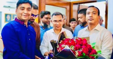 প্রধানমন্ত্রী হিসেবে শপথের আগে তারেক রহমানকে ছাত্রদলের ফুলেল শুভেচ্ছা