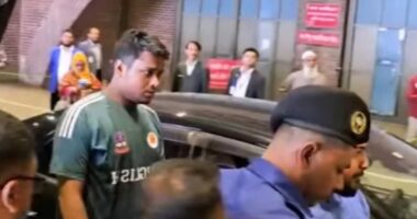 জুলাইয়ের সেই জার্সি পরেই সংসদে শপথ নিতে  এলেন হাসনাত আবদুল্লাহ