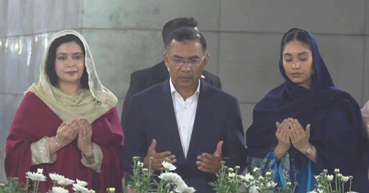 প্রধানমন্ত্রী হয়ে বাবা-মায়ের কবর জিয়ারত করলেন তারেক রহমান