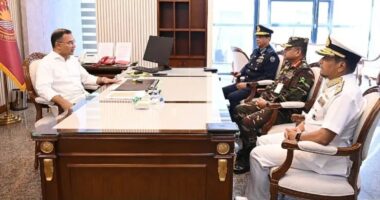 প্রধানমন্ত্রীর সঙ্গে তিন বাহিনী প্রধানের সাক্ষাৎ