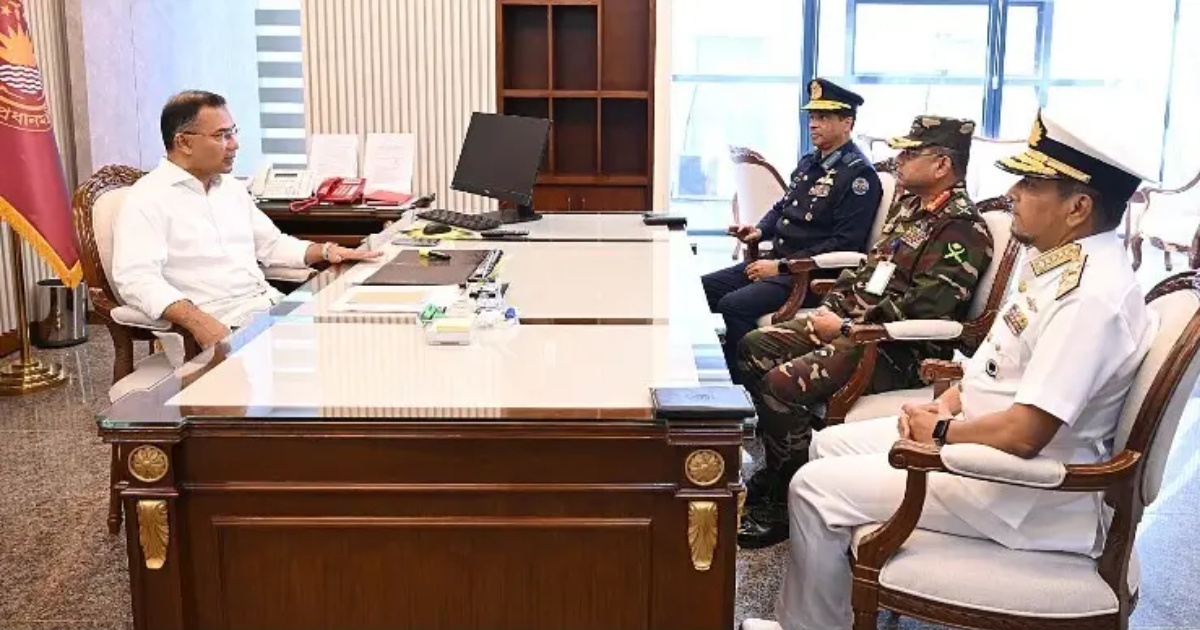 প্রধানমন্ত্রীর সঙ্গে তিন বাহিনী প্রধানের সাক্ষাৎ