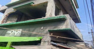 অগ্নিদগ্ধ ও ভেঙ্গে ফেলা তারাকান্দা আ'লীগের প্রধান কার্যালয় ভবনটিতে দলীয় পতাকা প্রদর্শন ও স্লোগান