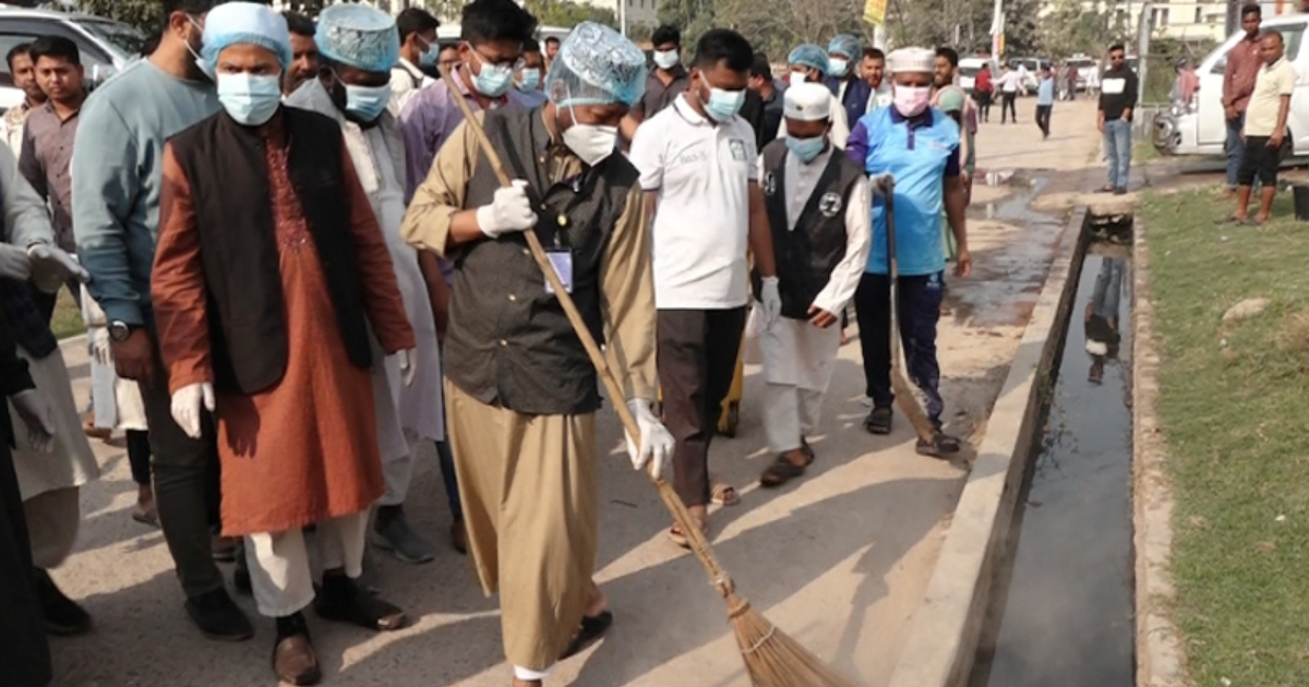 শপথ নিয়ে ফিরেই হাসপাতালে পরিষ্কার-পরিচ্ছন্নতা অভিযান চালিয়েছেন এমপি আমির হামজা