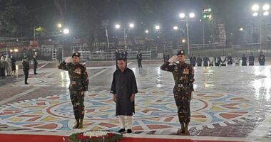 একুশের প্রথম প্রহরে শহীদ মিনারে শ্রদ্ধা জানালেন প্রধানমন্ত্রী