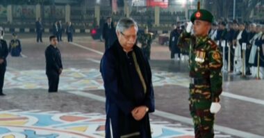 একুশের প্রথম প্রহরে ভাষাশহীদদের প্রতি রাষ্ট্রপতির শ্রদ্ধা নিবেদন