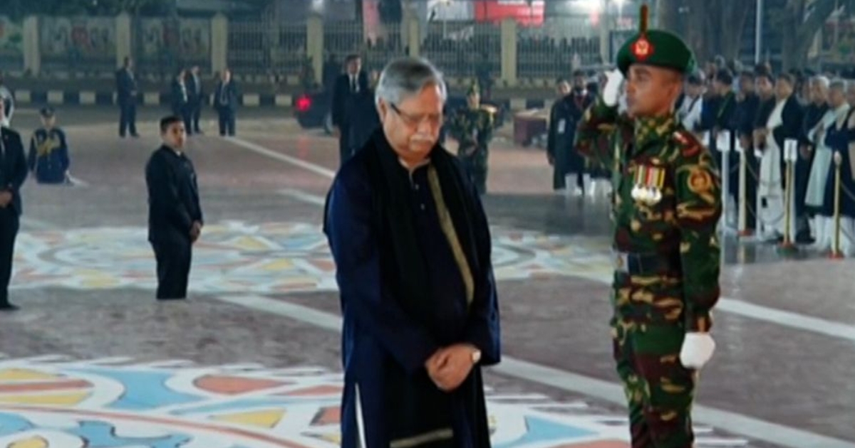 একুশের প্রথম প্রহরে ভাষাশহীদদের প্রতি রাষ্ট্রপতির শ্রদ্ধা নিবেদন