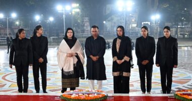 প্রধানমন্ত্রীর সঙ্গে শহীদ ‍মিনারে ভাষা শহীদদের প্রতি শ্রদ্ধা জানালেন ডা. জুবাইদা ও জাইমা রহমান