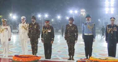 একুশের প্রথম প্রহরে ভাষা শহীদদের প্রতি তিন বাহিনীর প্রধানদের শ্রদ্ধা নিবেদন