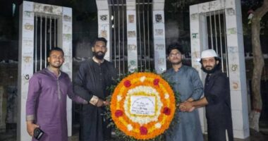 শহীদ মিনারে ভাষা শহীদদের প্রতি ফুল দিয়ে শ্রদ্ধা জানালো নিষিদ্ধ ছাত্রলীগ