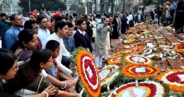 কেন্দ্রীয় শহীদ মিনারে জনস্রোত : ফুলে ফুলে ভরে গেছে বেদি